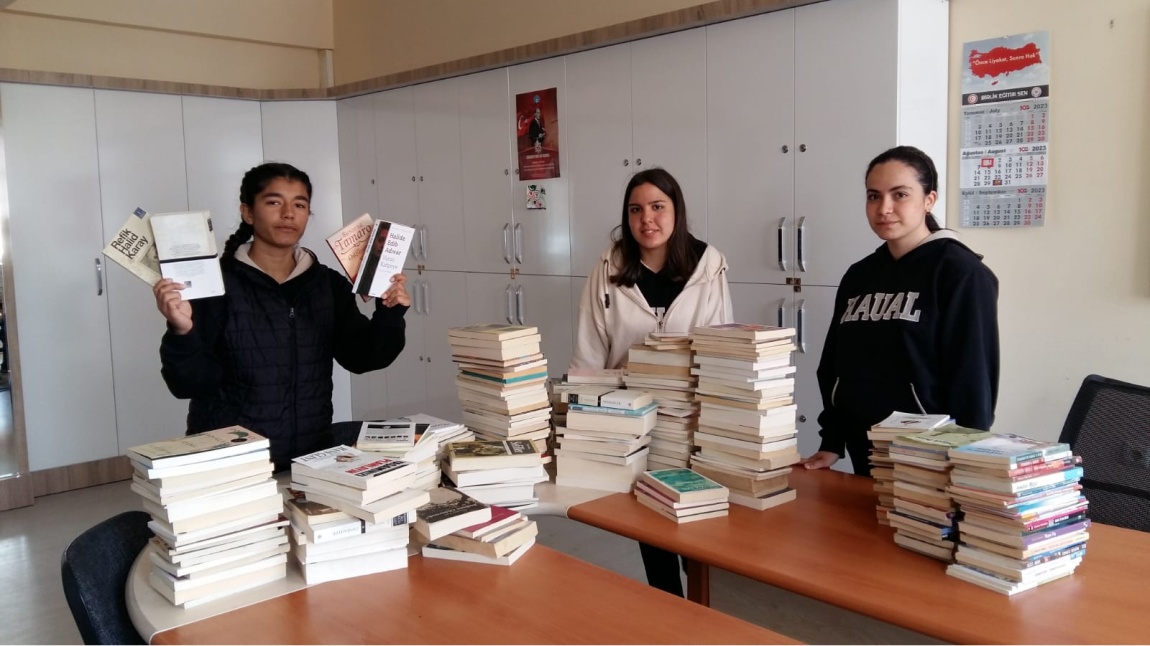 Okulumuz Kütüphanesi  ve Köy Okulları İçin Kitap Toplama Etkinliği 